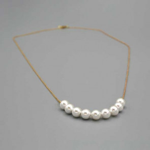 Collana con perle bianche