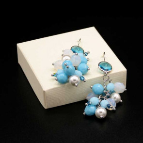 Orecchini con mix di mezzi cristalli bianchi, azzurri e perle