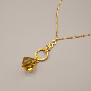Collana color oro con pendenti ed una goccia color topazio