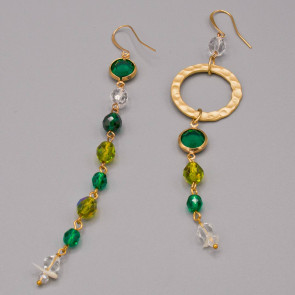 Orecchini pendenti con mezzi cristalli nelle varie tonalità del verde e piccolo cerchio martellato