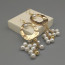 Orecchini con ovale martellato color oro perle bianche e dorate