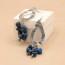 Orecchini con goccia in metallo martellata con cubi blu in diaspro, perline bicono Swarovski e mezzi cristalli denim.