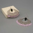 Orecchini con filigrana a goccia in metallo color rodio con al centro perle in onice nero e pendenti piccoli petali rosa.