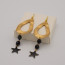 Orecchini con goccia martellata color oro, mezzi cristalli e stella finale color nero